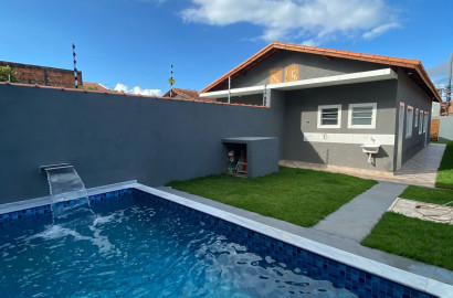 CASA NOVA COM PISCINA EM BAIRRO DE MORADORES NA PRAIA, NO JD JAMAICA A 1500 METROS DO MAR EM ITANHAÉM