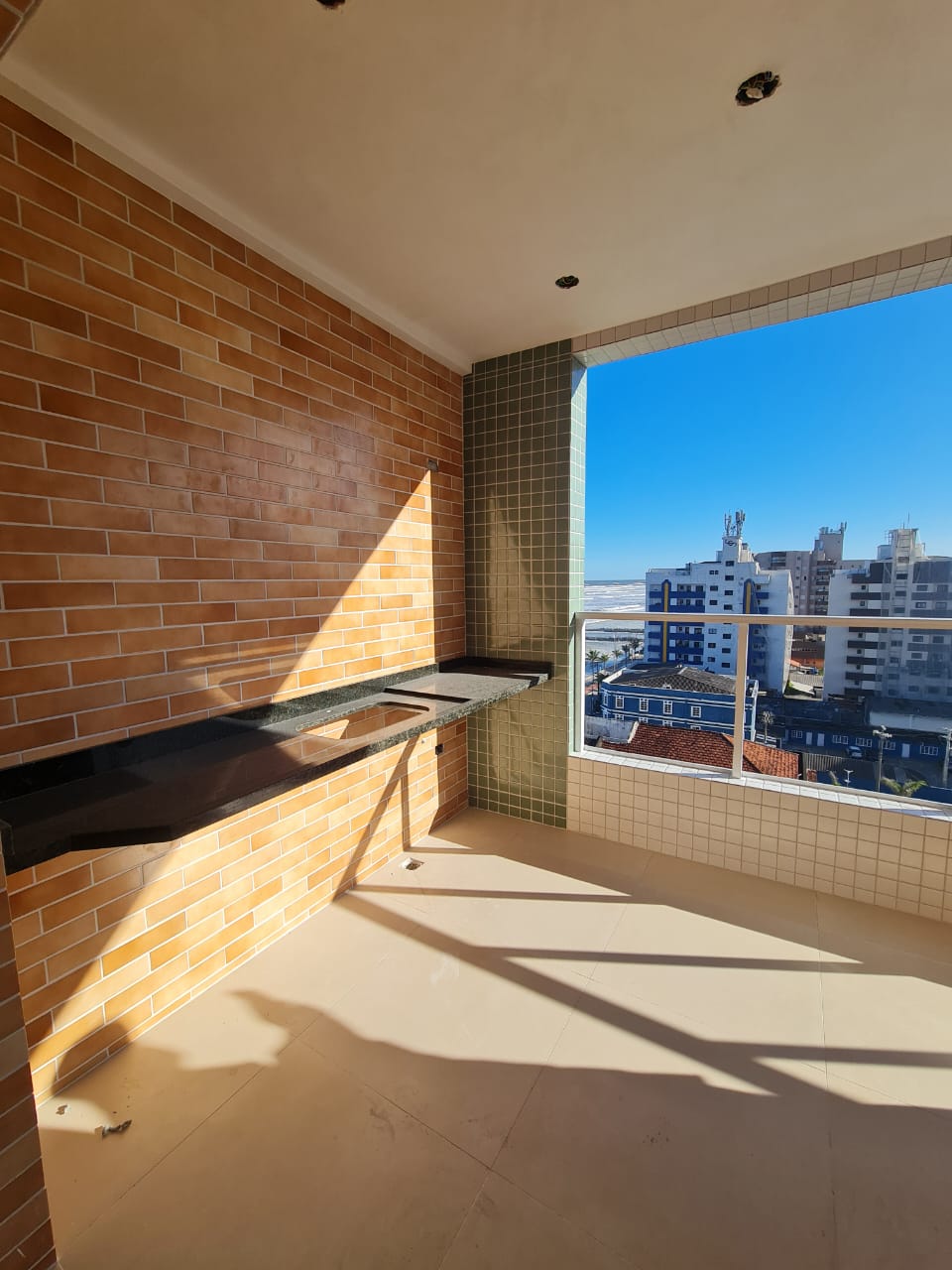 CAS261430 VENHA MORAR EM MONGAGUÁ NESTE BELISSIMO APARTAMENTO COM PISCINA DE BORDA INFINITA