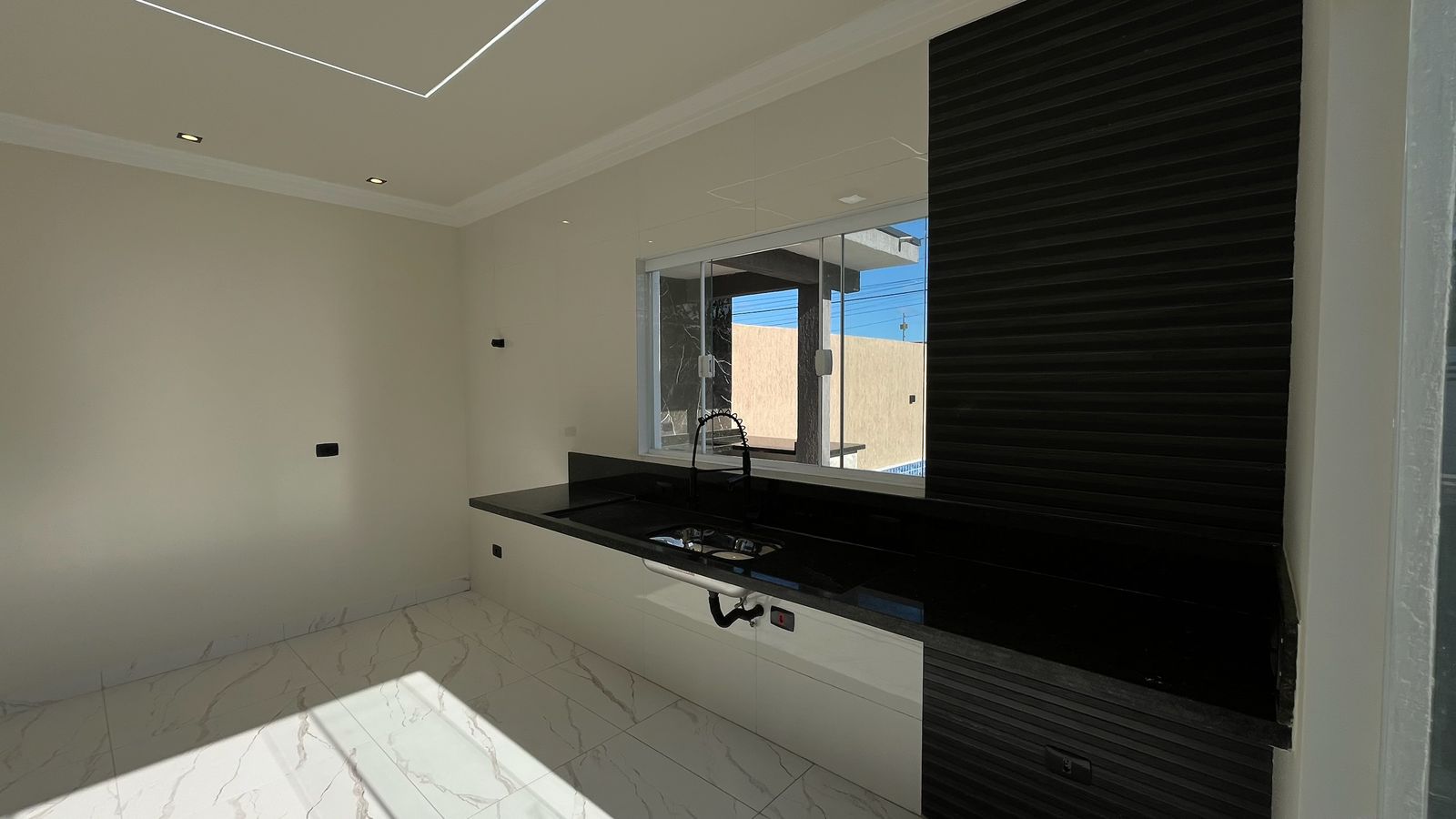 CASA NOVA EM ALTO PADRAO COM PISCINA E 02 DORMITORIOS NA PRAIA