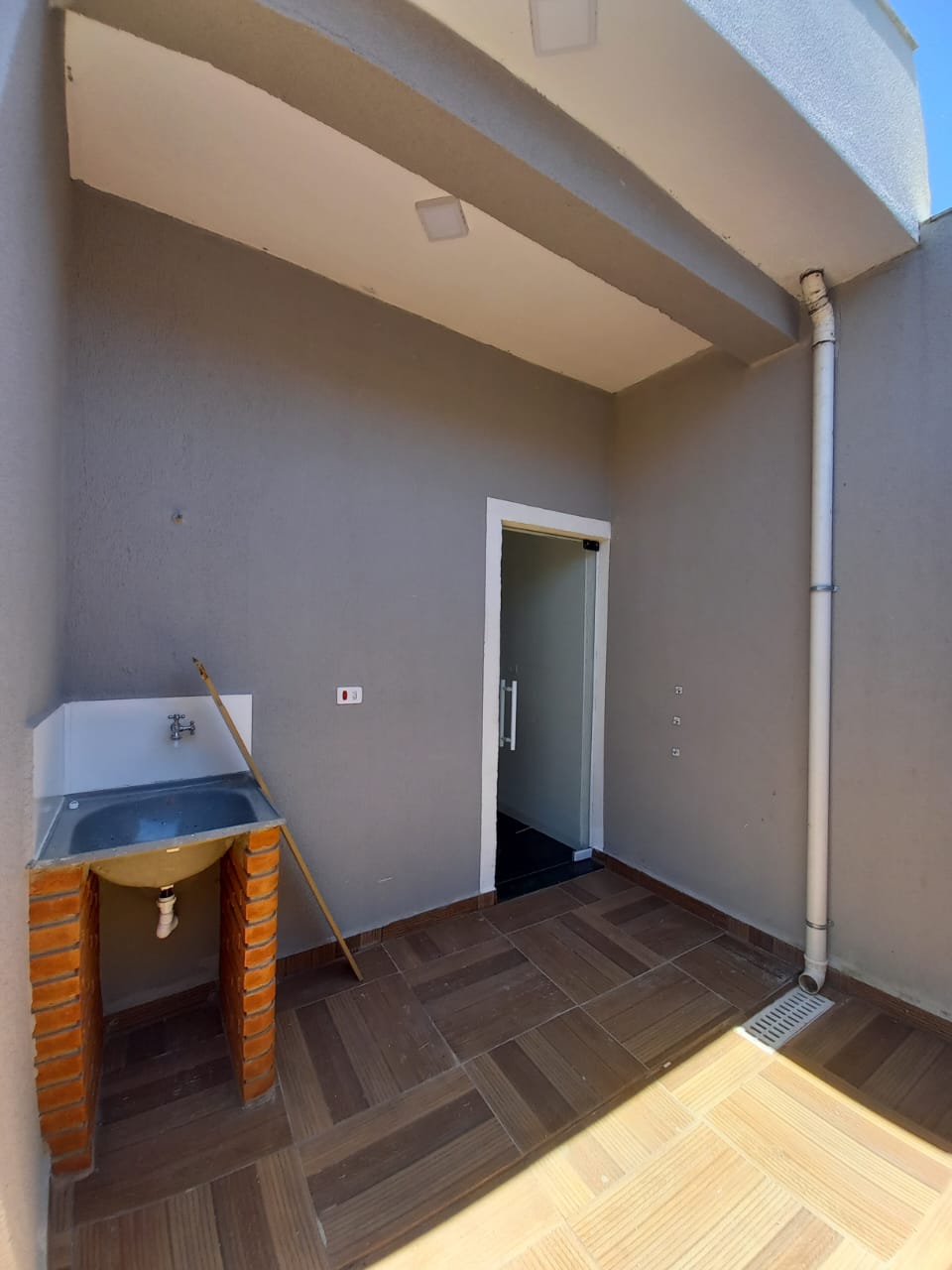 CAS261453 Casa 2 Dorms (1 Suíte) com Planejados e Piscina com Cascata