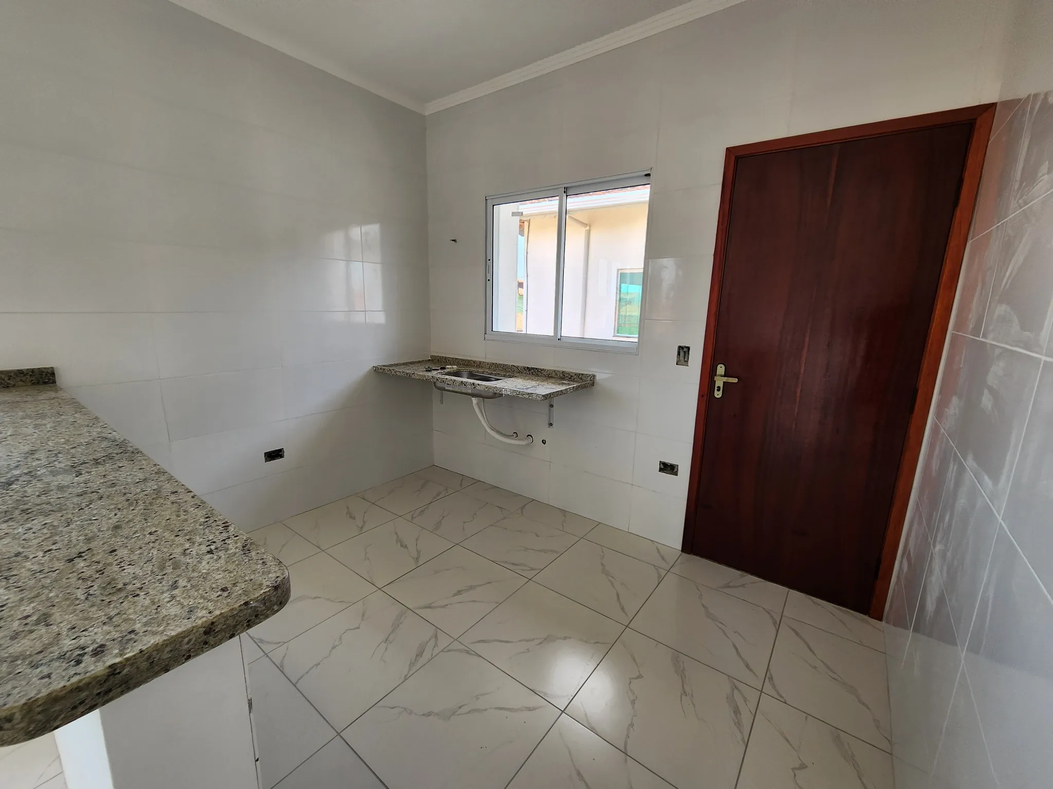 CAS261451 Casa Alta 2 Dorms (1 Suíte) com Piscina e Churrasqueira - 2 Vagas