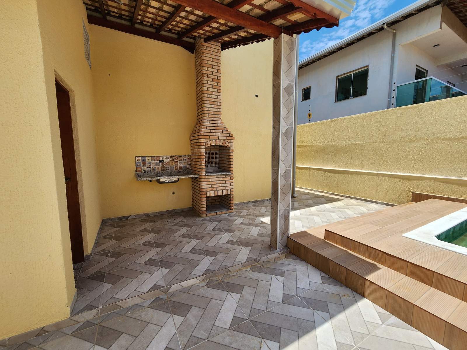CAS261450 Casa Térrea 2 Dorms (1 Suíte) com Piscina e Churrasqueira - 2 Vagas