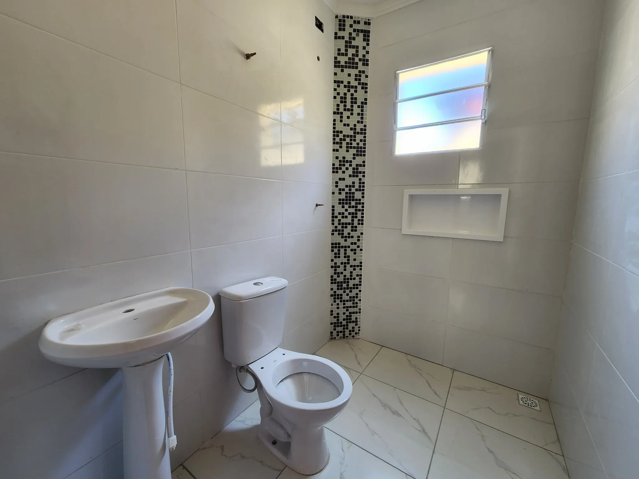 CAS261450 Casa Térrea 2 Dorms (1 Suíte) com Piscina e Churrasqueira - 2 Vagas