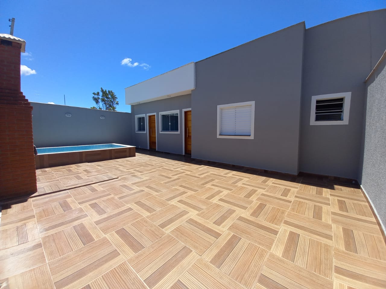 CAS261453 Casa 2 Dorms (1 Suíte) com Planejados e Piscina com Cascata