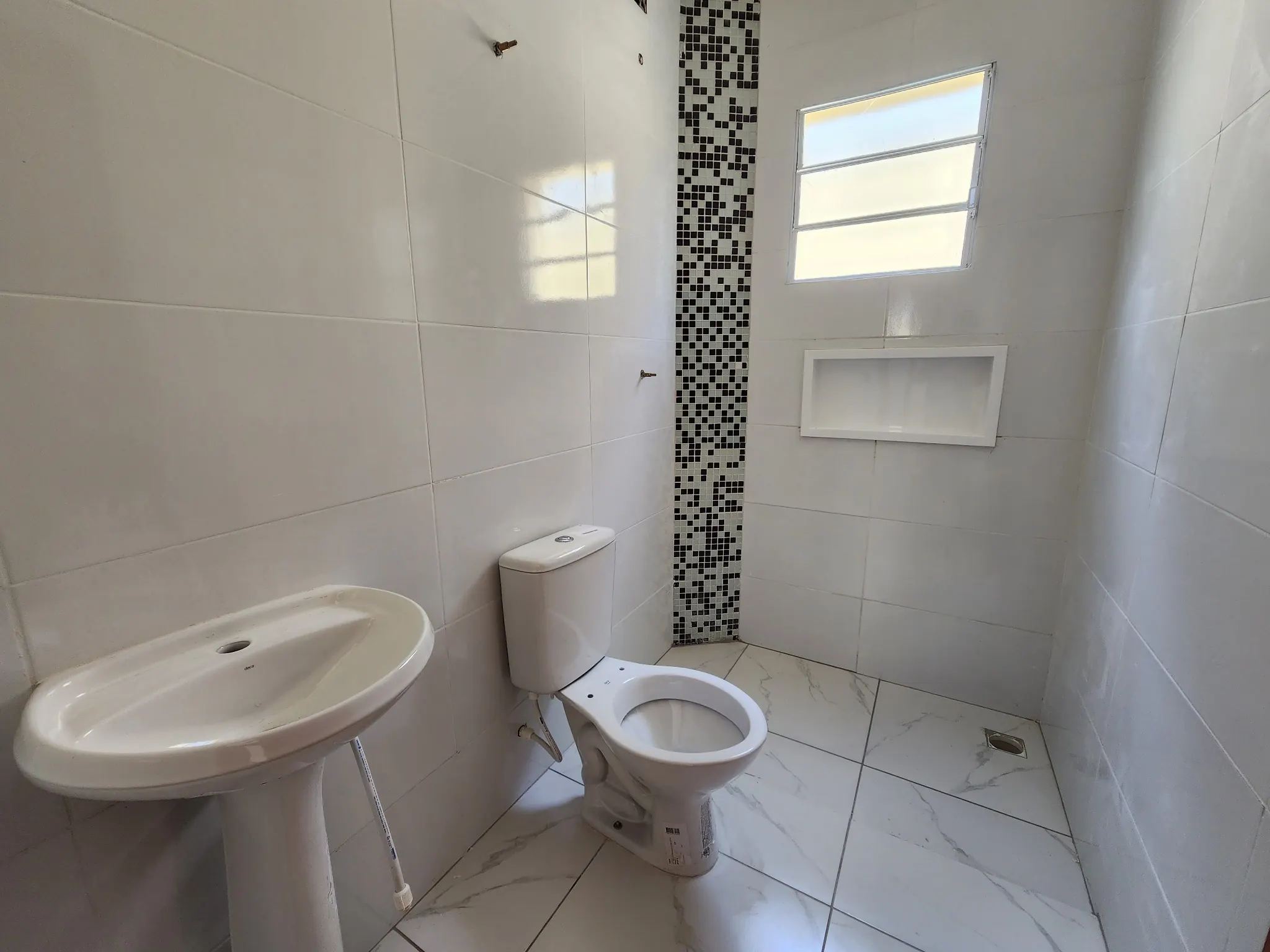 CAS261450 Casa Térrea 2 Dorms (1 Suíte) com Piscina e Churrasqueira - 2 Vagas