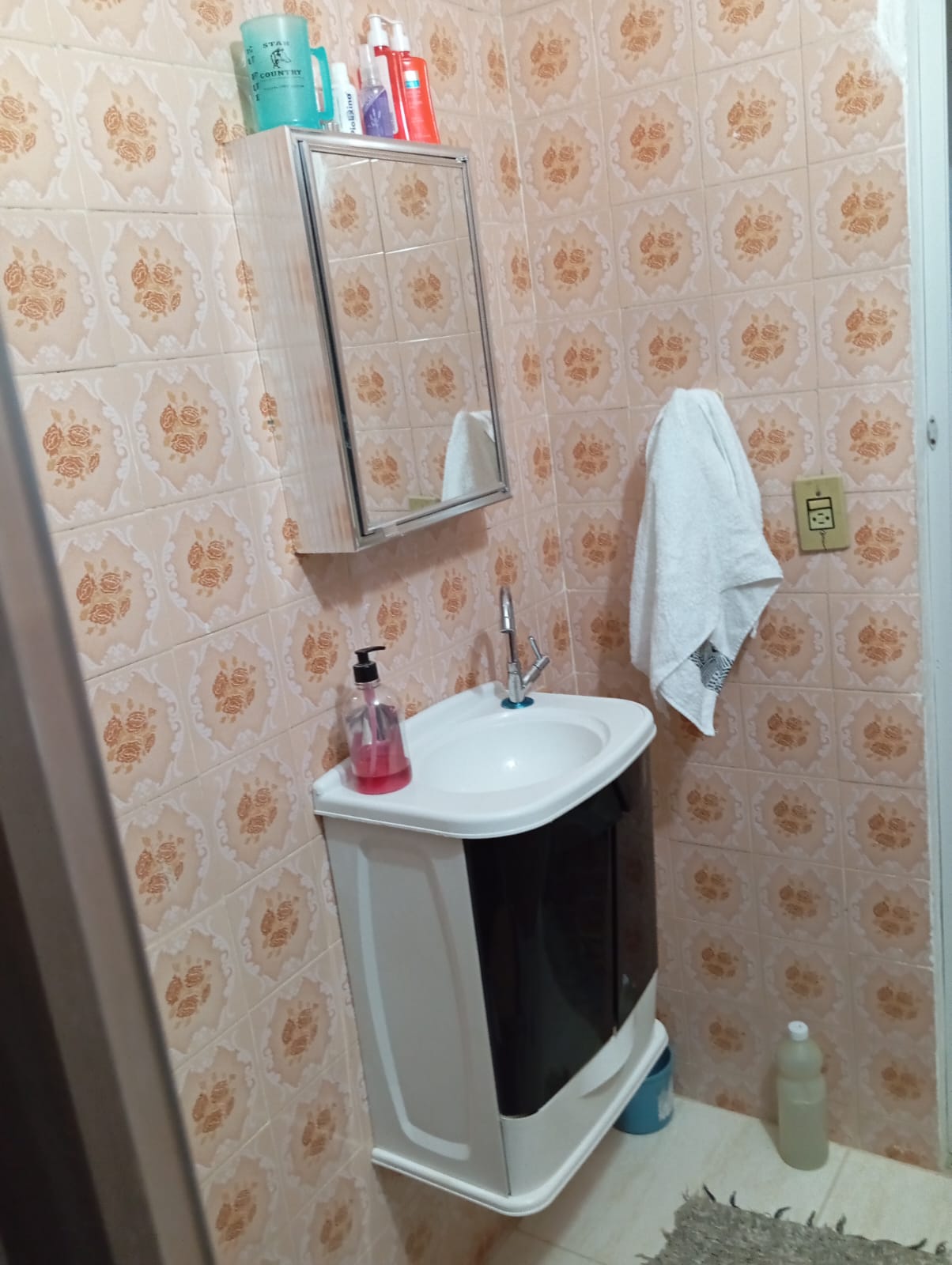 CAS261435 More com Praticidade: Casa com Suíte e Amplo Quintal em Travessa Comercial.