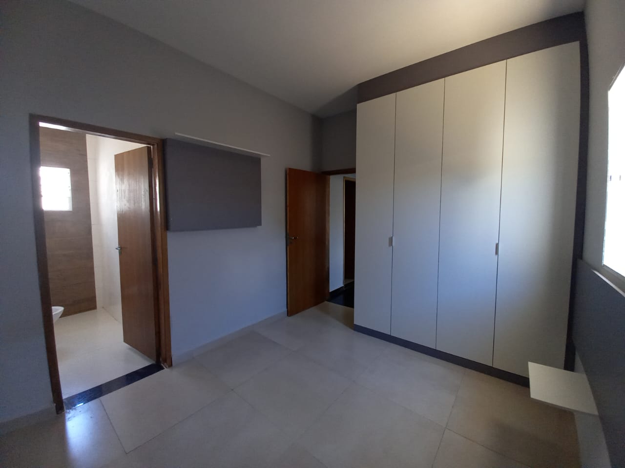 CAS261453 Casa 2 Dorms (1 Suíte) com Planejados e Piscina com Cascata