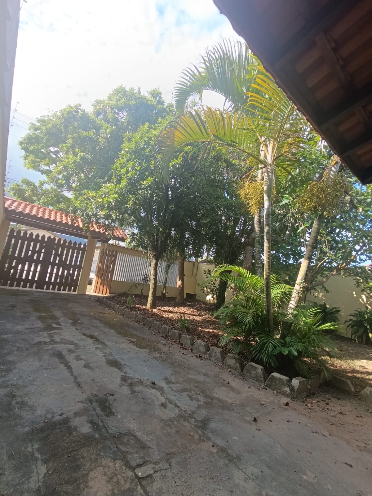CAS261305 Edícula a 200 metros da praia em Itanhaém com 10 vagas de garagem