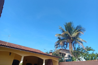 Espaço Sem Limites! Casa com Suíte Reversível, Área Gourmet e 10 Vagas em Itanhaém.