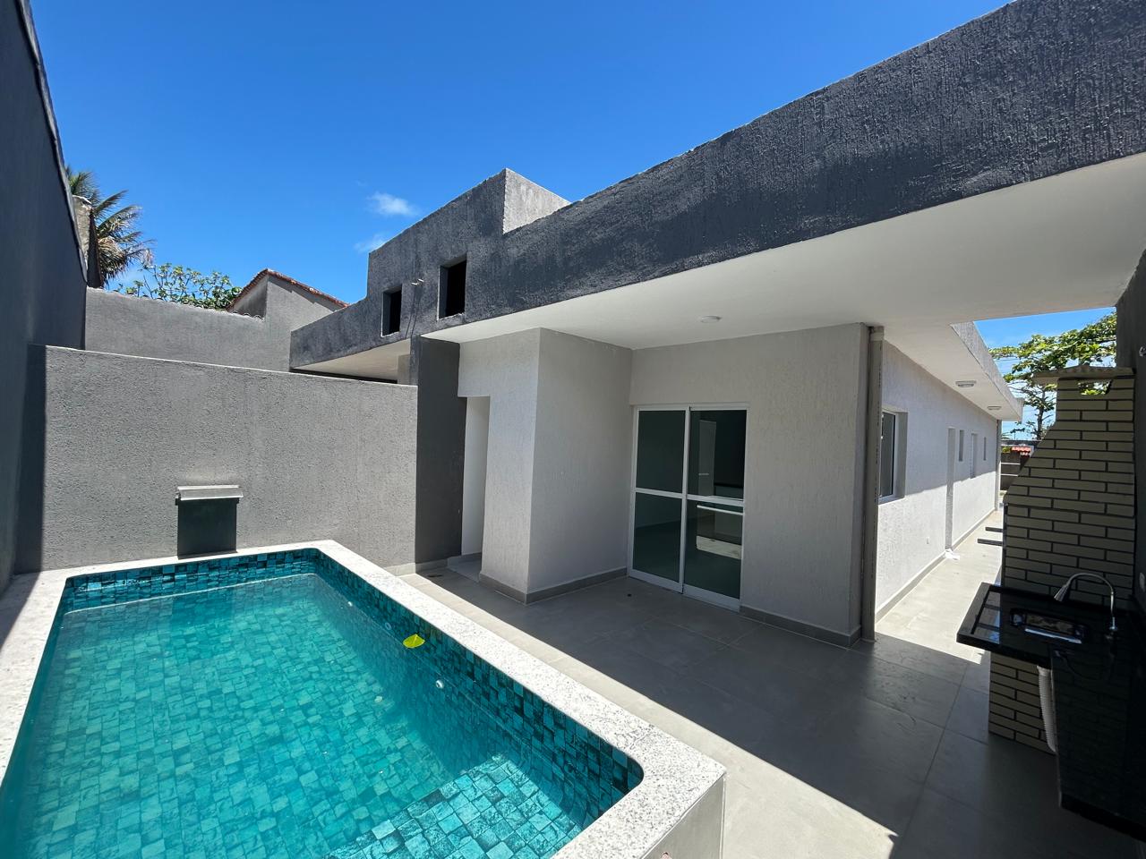CAS261331 Casa moderna em Itanhaém com piscina e porcelanato a 500m da praia