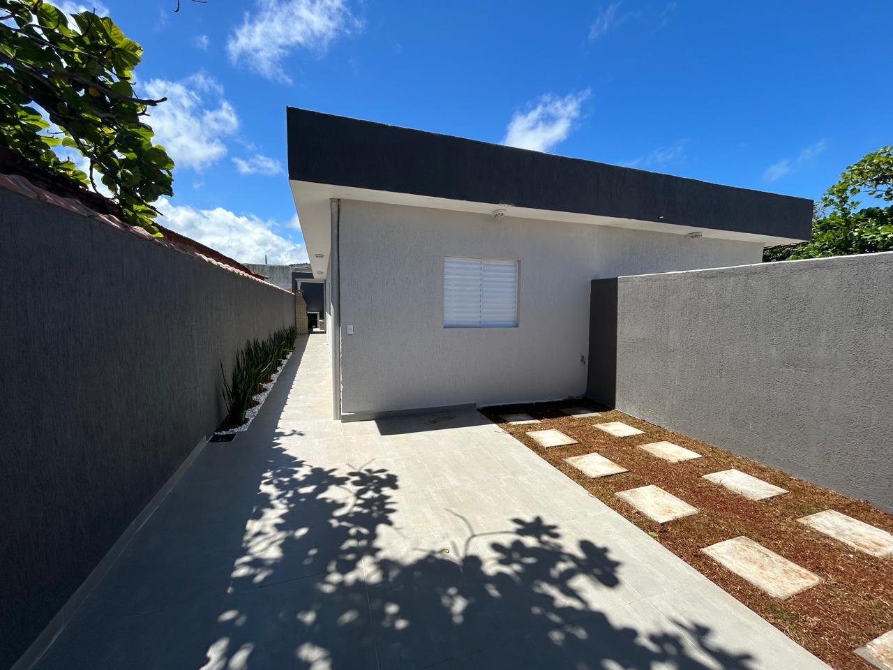 CAS261331 Casa moderna em Itanhaém com piscina e porcelanato a 500m da praia