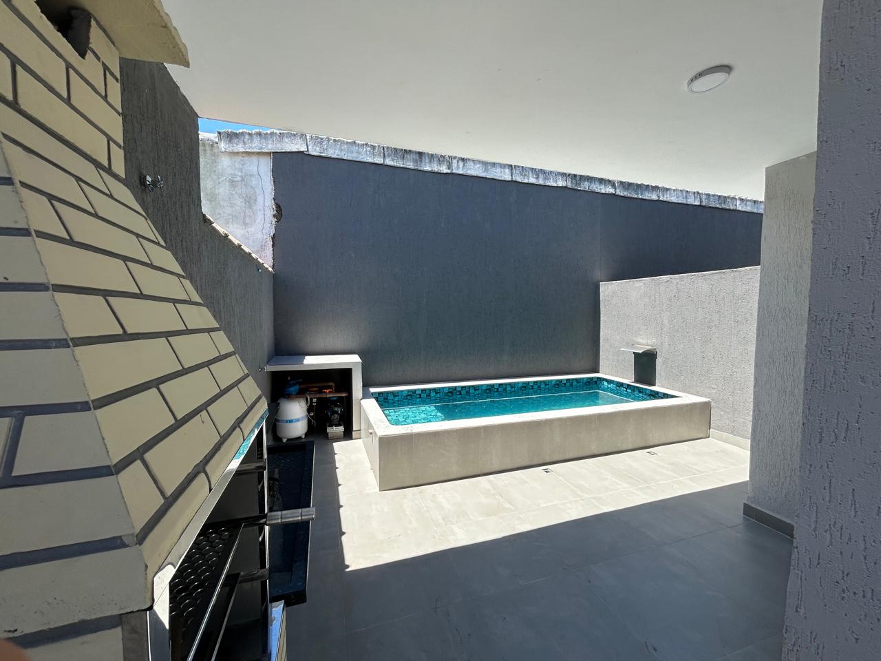 CAS261331 Casa moderna em Itanhaém com piscina e porcelanato a 500m da praia