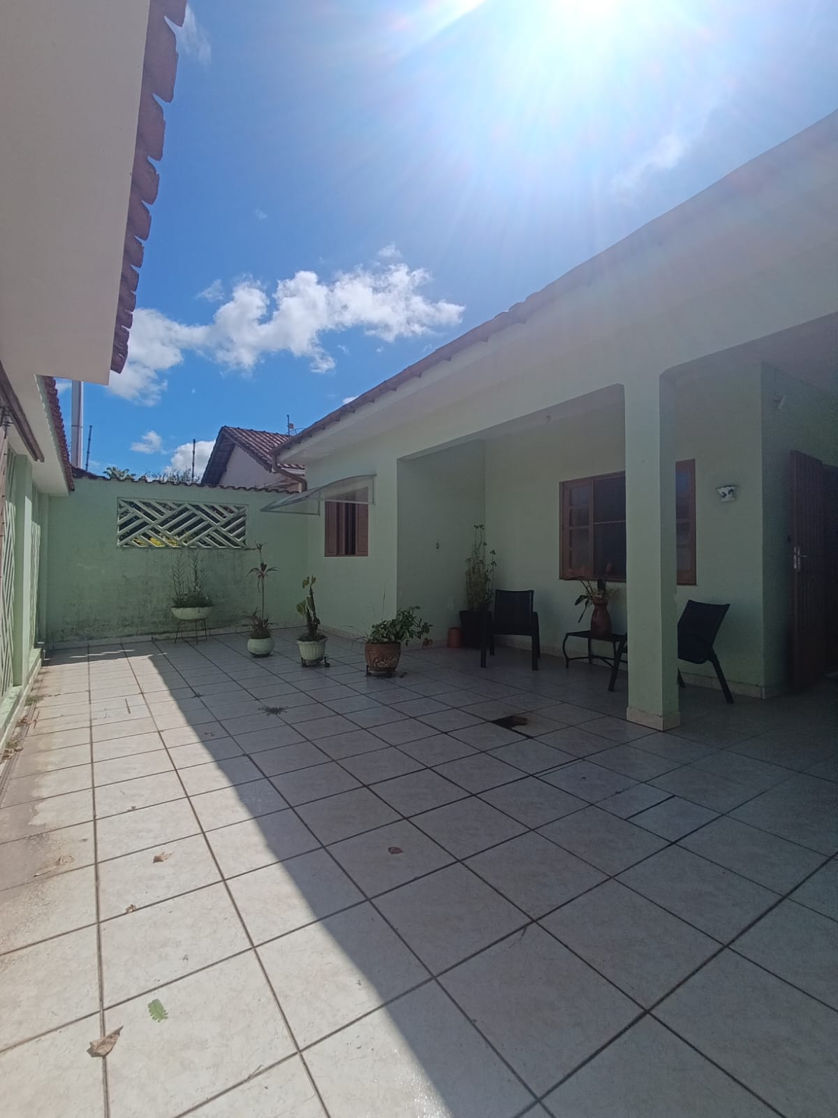 CAS261369 Casa com Terreno de 350m² em Itanhaém – 03 Dormitórios, Edícula e 12 Vagas