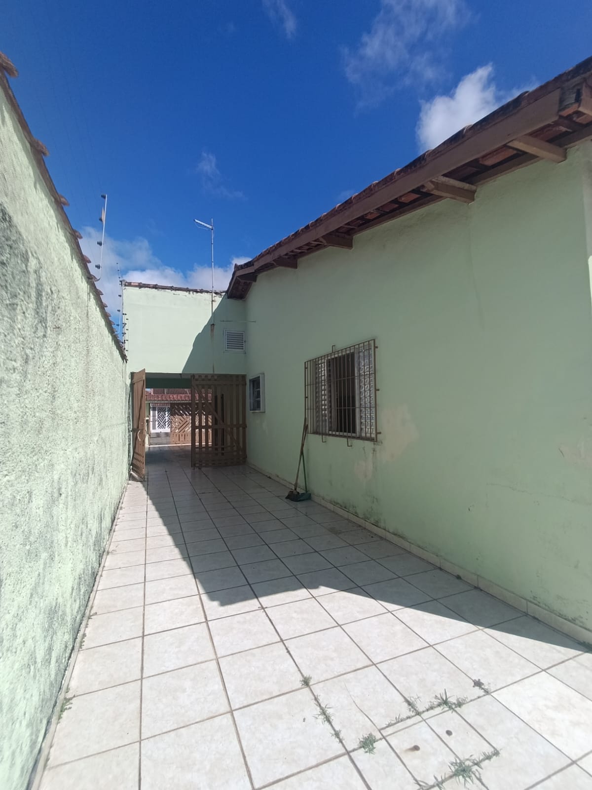 CAS261369 Casa com Terreno de 350m² em Itanhaém – 03 Dormitórios, Edícula e 12 Vagas