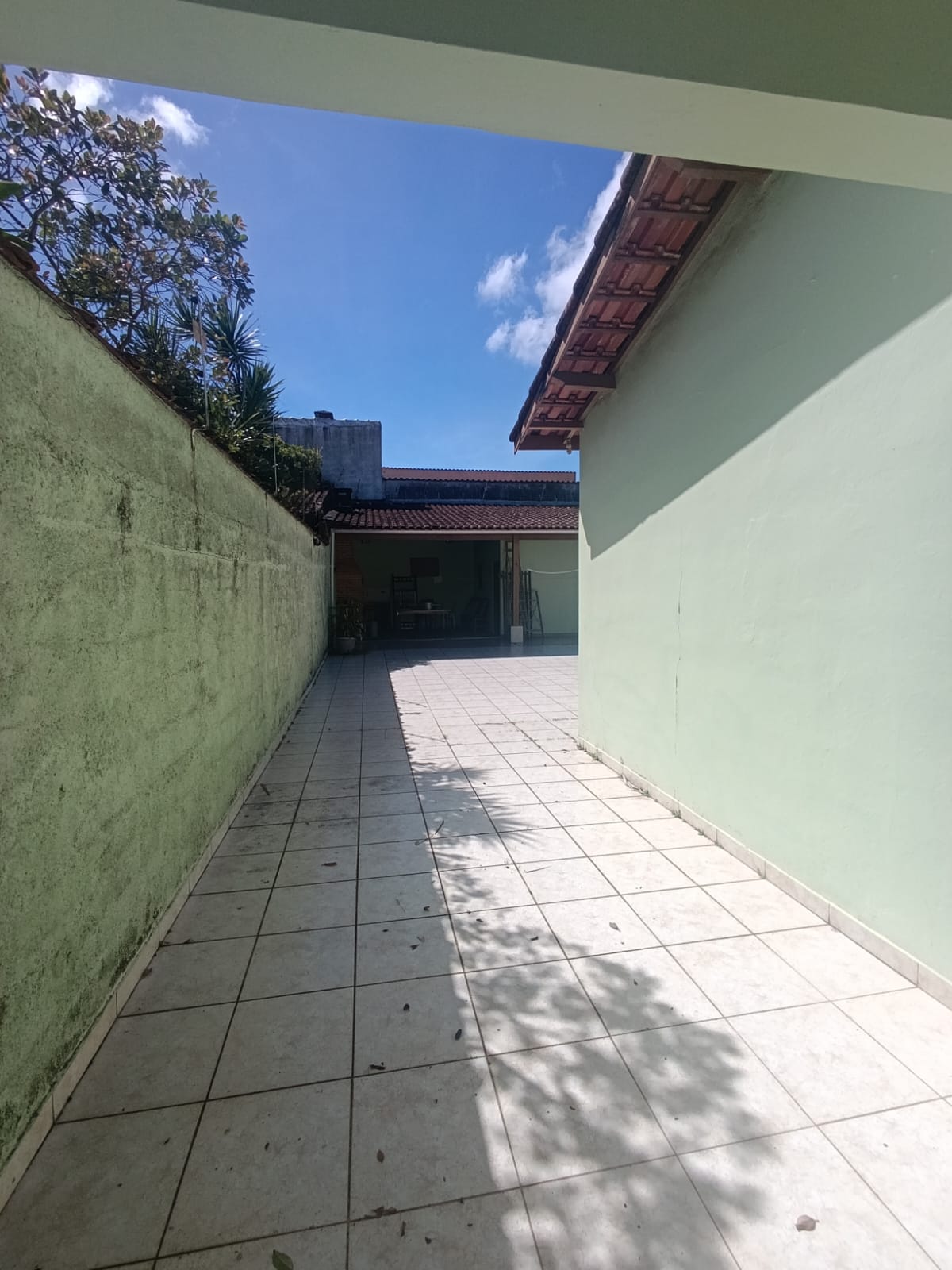 CAS261369 Casa com Terreno de 350m² em Itanhaém – 03 Dormitórios, Edícula e 12 Vagas