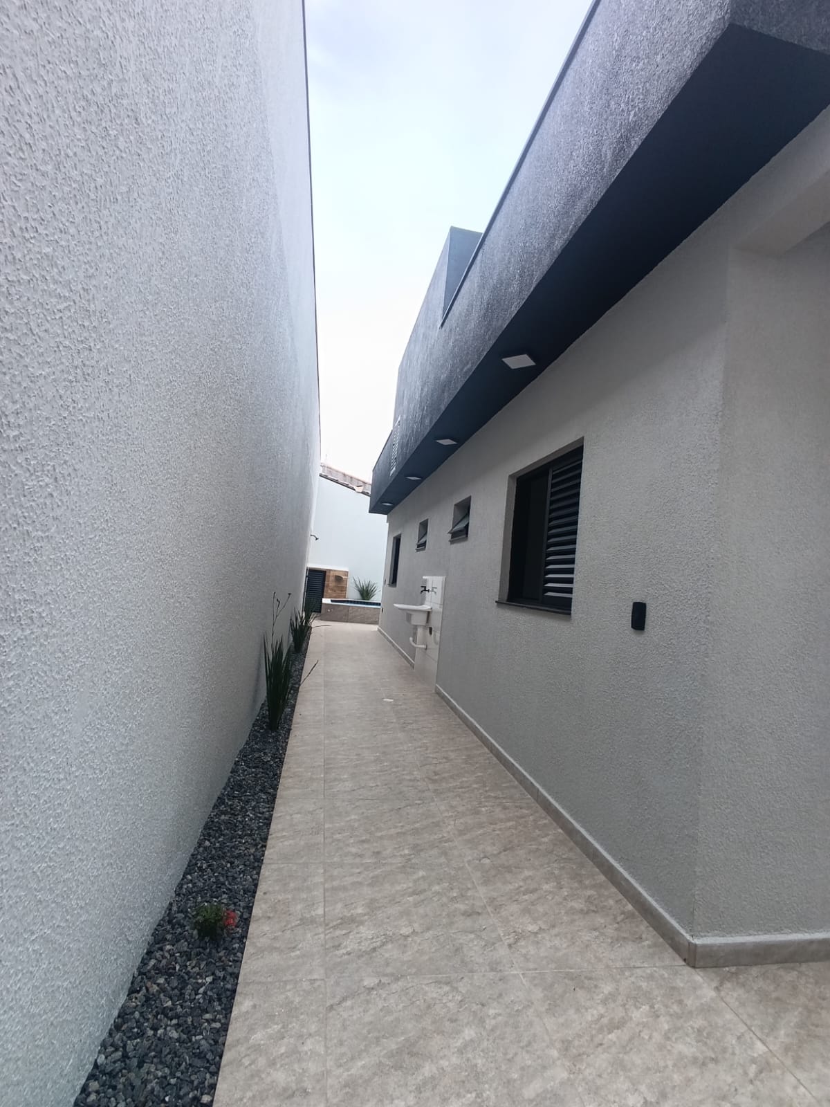 Casa em Condomínio Fechado à Venda em Itanhaém – Frente Mar com Piscina