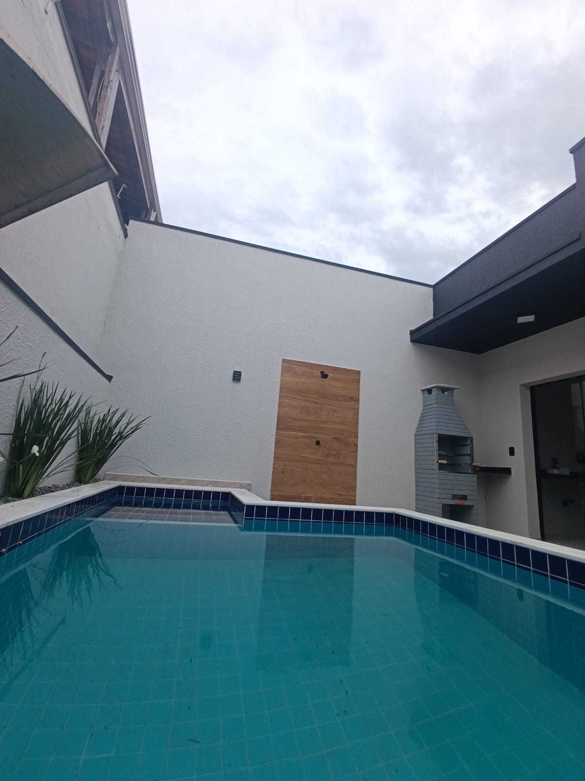 Casa em Condomínio Fechado à Venda em Itanhaém – Frente Mar com Piscina