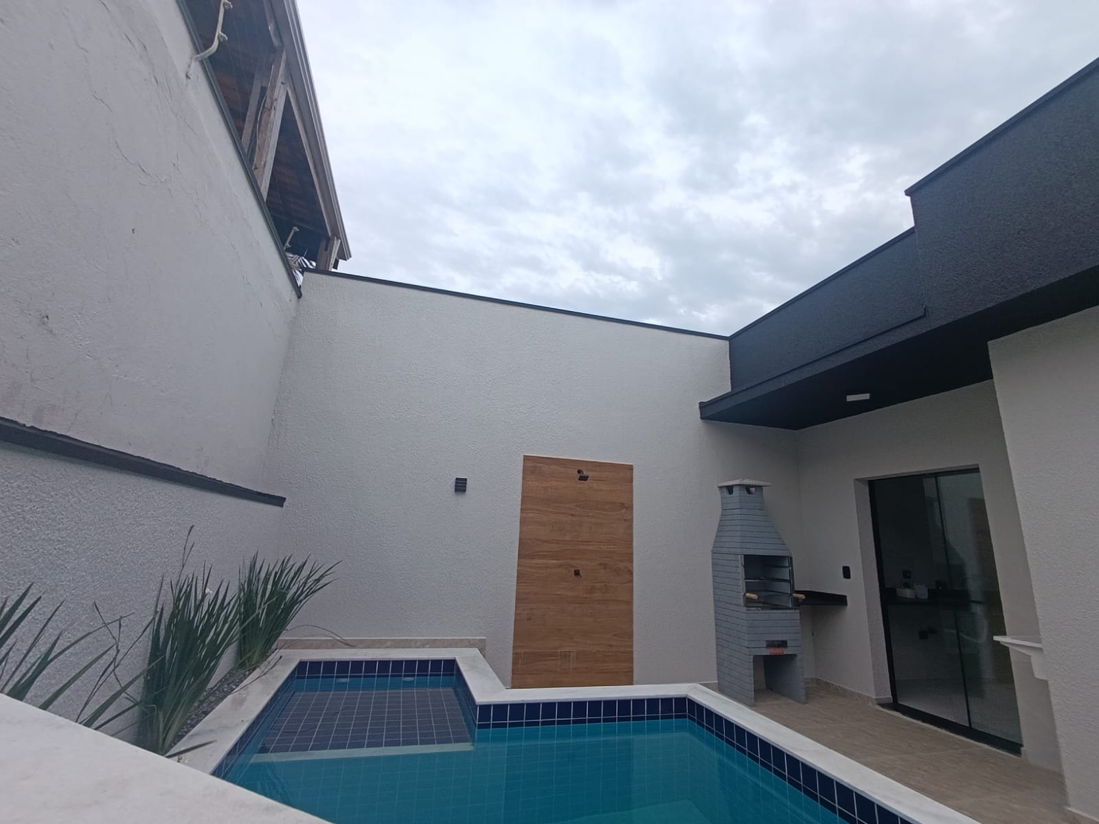Casa em Condomínio Fechado à Venda em Itanhaém – Frente Mar com Piscina