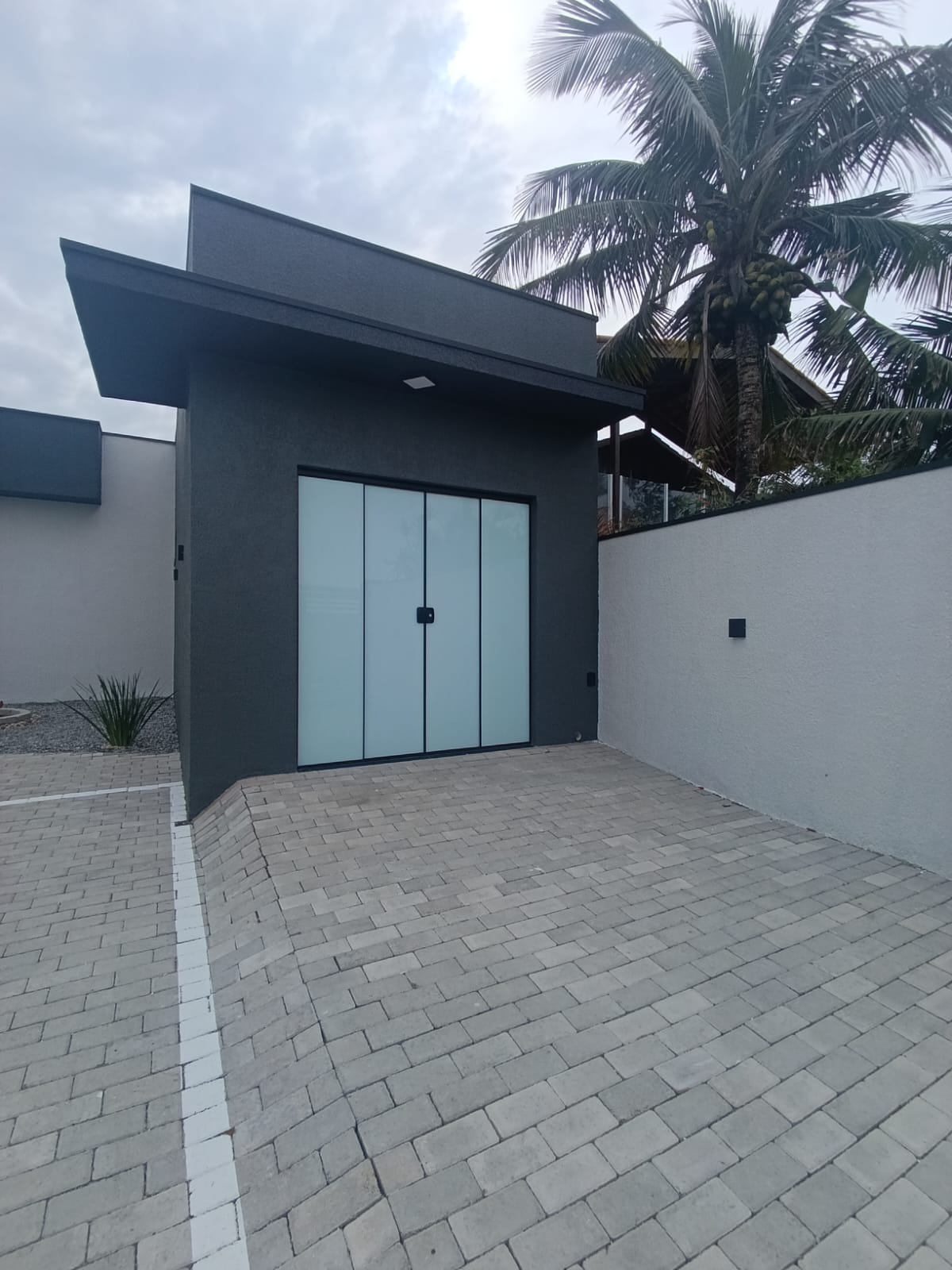 Casa em Condomínio Fechado à Venda em Itanhaém – Frente Mar com Piscina