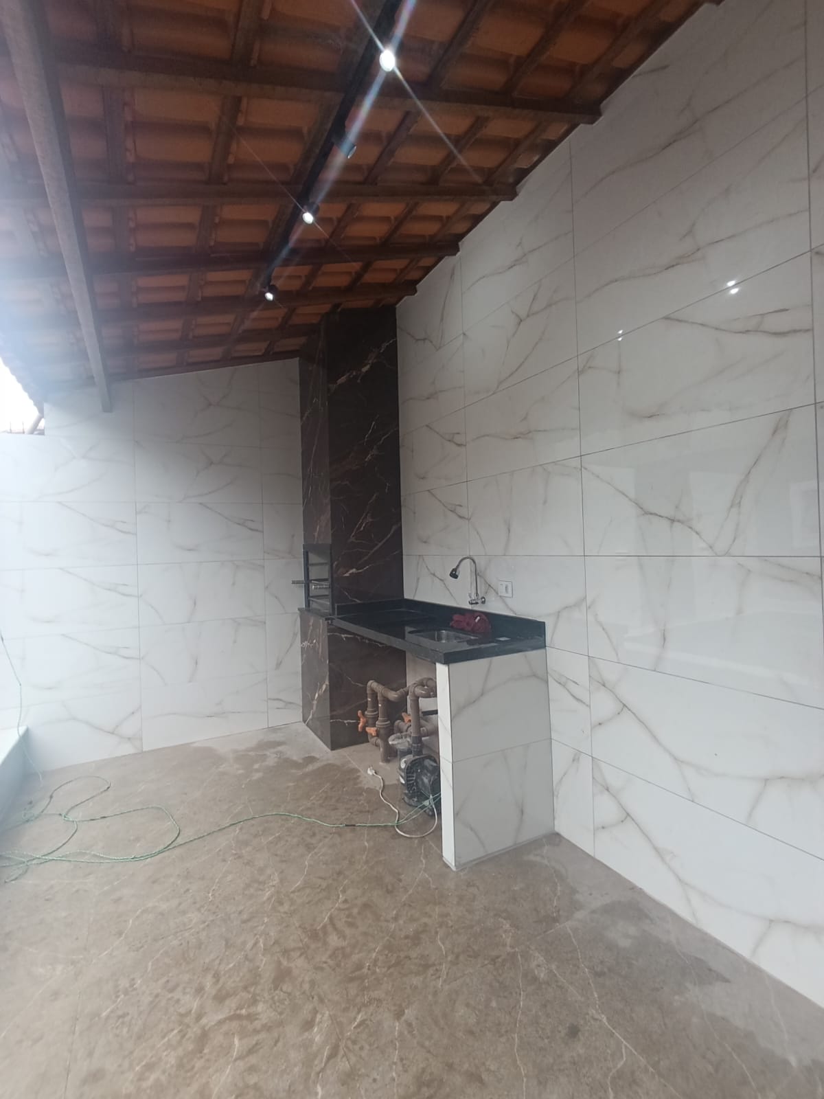 CAS261375 Casa Nova com Piscina e Hidro em Itanhaém – 02 Dormitórios a 100m da Pista