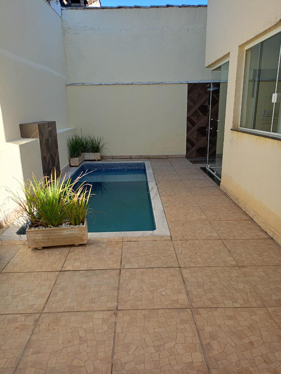 CAS261390 Sobrado em Condomínio em Itanhaém – 02 Suítes Planejadas com Piscina