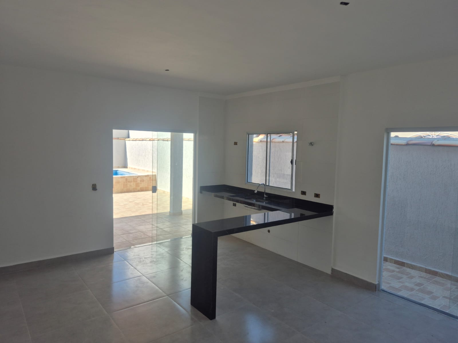 261392 Casa Pronta no Grandesp Itanhaém Lado Praia – 02 Dormitórios e Piscina