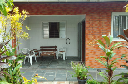 CAS261398 Casa de Terreno Inteiro em Itanhaém – 02 Dormitórios e Quintal Amplo